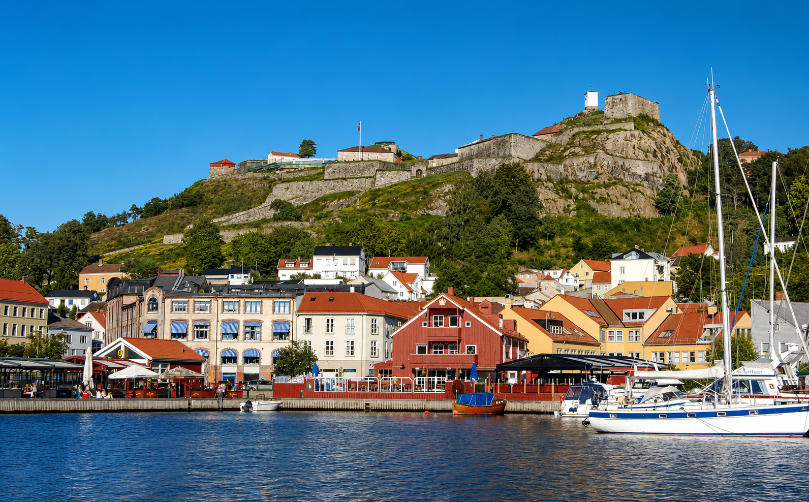 Halden sett fra havna med Fredriksten festning — her jobber bjørnstad eiendomsservice